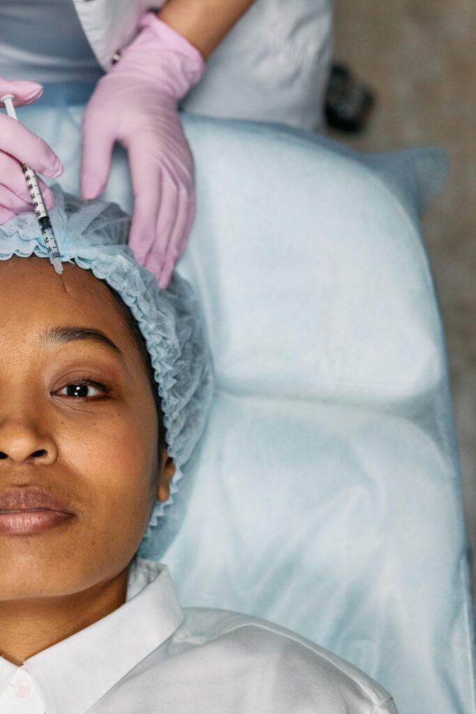 Profissional aplicando botox preventivo no rosto de paciente em clínica estética - botox preventivo | Fanti Clinic