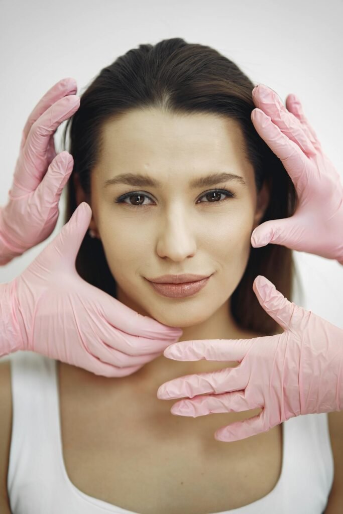 Profissional realizando procedimento de harmonização facial em paciente - harmonização facial | Fanti Clinic